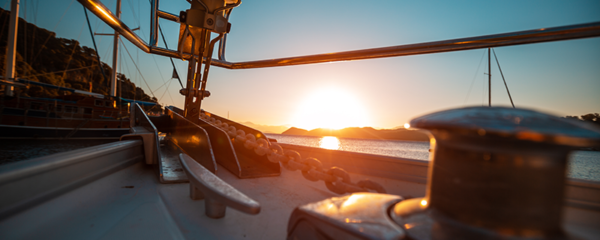 Voile monocoque au coucher de soleil