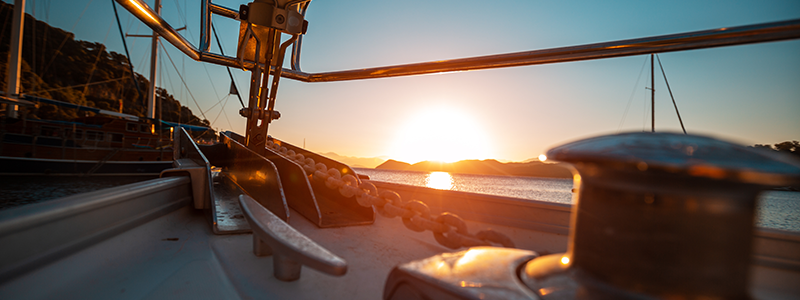 Voile monocoque au coucher de soleil