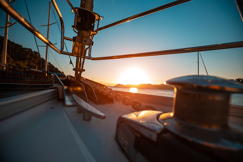 Voile monocoque au coucher de soleil